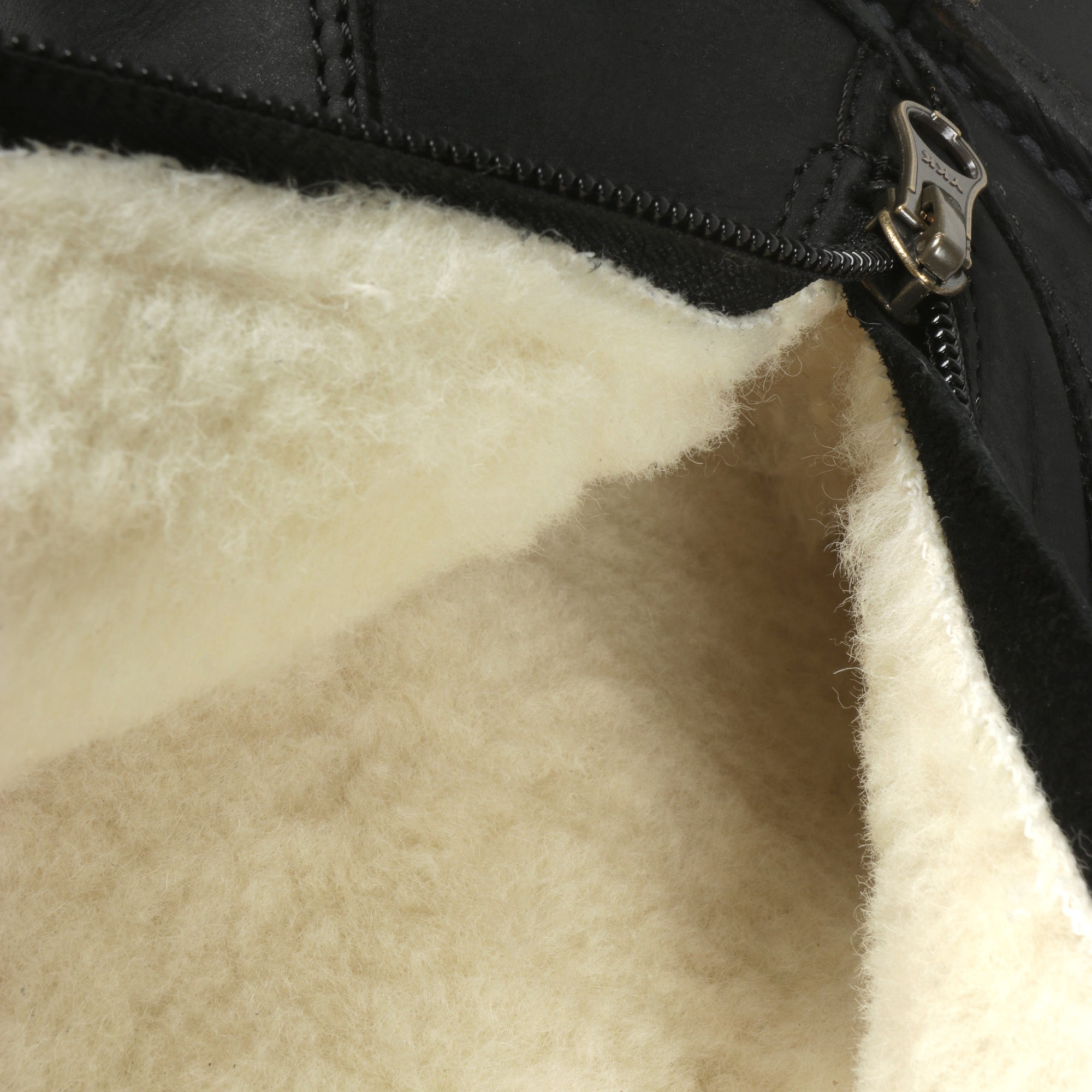 Sutherland Waxy Black - G